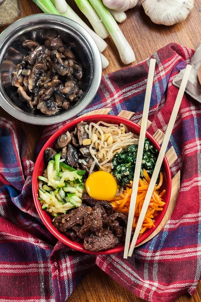 Bibimbap-rijst met rundvlees en groenten — Stockfoto