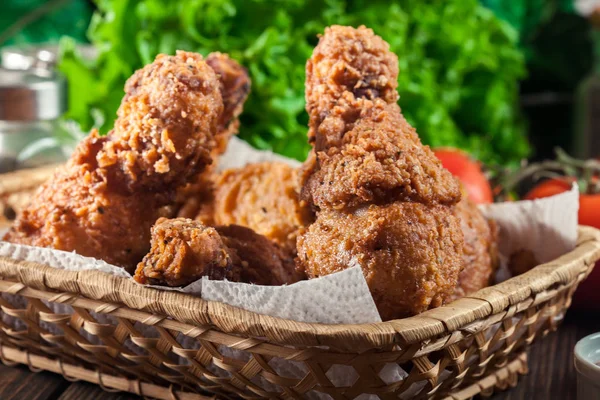 Paniertes knuspriges gebratenes kentucky chicken drumctick — Stockfoto