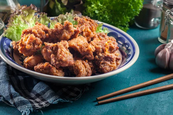 Krokante kip karaage met sla — Stockfoto