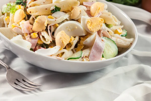 Salada de macarrão com presunto e outros — Fotografia de Stock