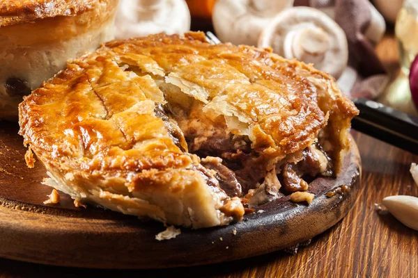 Pastel de estofado de carne fresca en una tabla de cortar —  Fotos de Stock