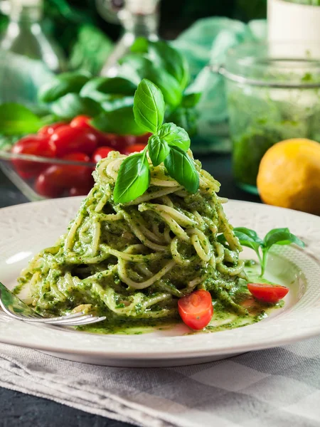 Espaguete de massas com molho de pesto de manjericão caseiro na placa branca — Fotografia de Stock