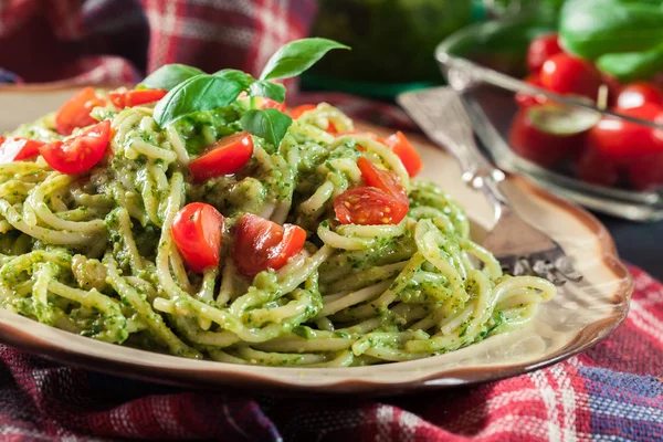Vegetarian pasta spaghetti with basil pesto and cherry tomatoes — Stock Photo, Image