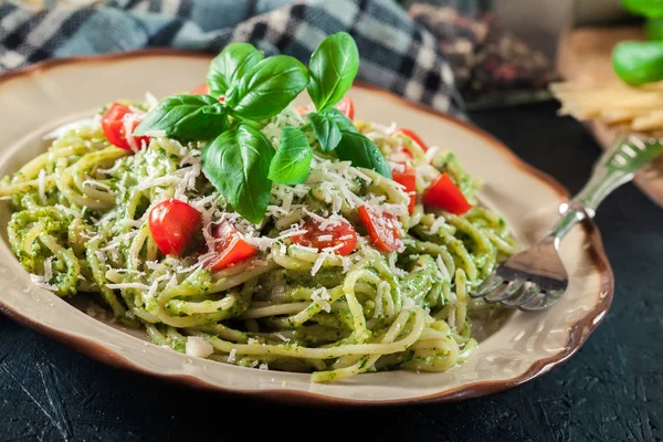 Vegetarian pasta spaghetti with basil pesto and cherry tomatoes — Stock Photo, Image