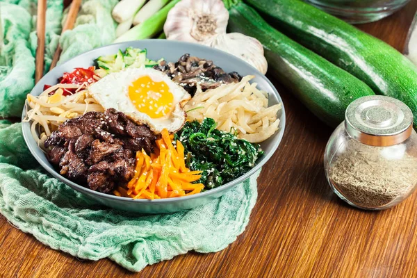 Бибимбап - рис с говядиной и овощами — стоковое фото