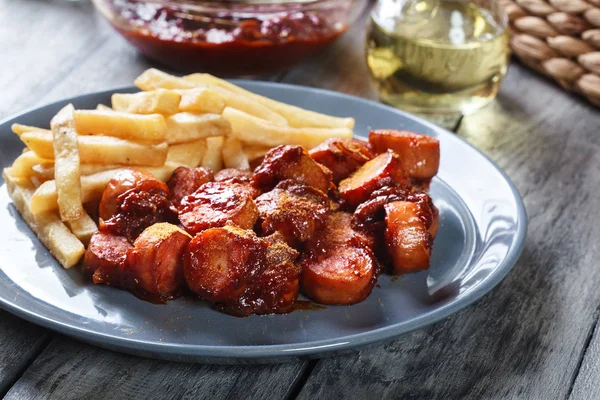 Tradiční německá currywurst - kousky klobásy s kari omáčkou — Stock fotografie