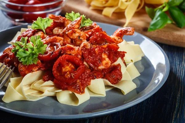 Pâtes Pappardelle aux crevettes, tomates et herbes — Photo