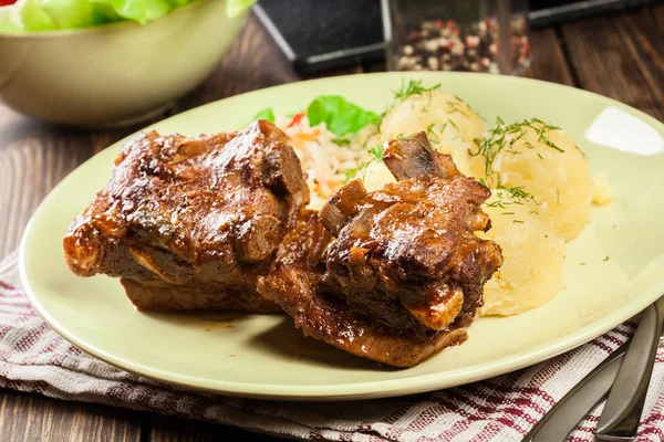 Varkensvlees Spareribs geserveerd met aardappelpuree en saus — Stockfoto