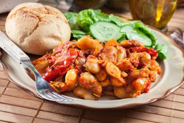 Gebackene Riesenbohnen mit Tomatensauce — Stockfoto