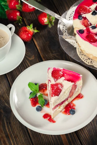 芝士蛋糕配草莓, 蓝莓和果冻 — 图库照片