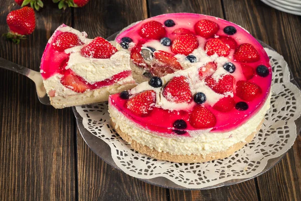 Cheesecake με φράουλες, βατόμουρου και ζελέ — Φωτογραφία Αρχείου