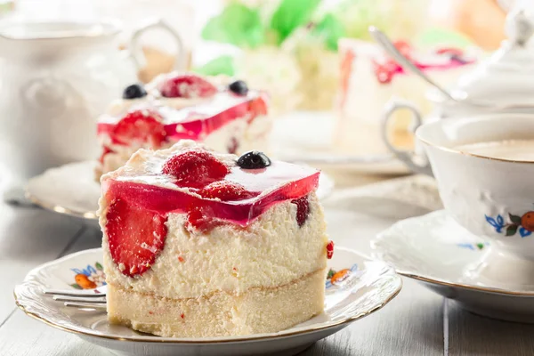 Cheesecake with strawberries, blueberry and jelly — Stock Photo, Image