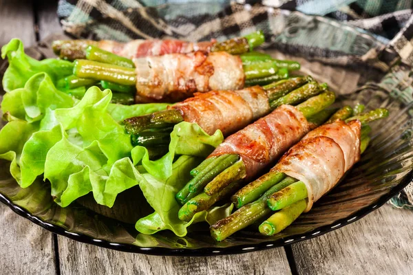 Gebratene grüne Bohnen in geräuchertem Speck eingewickelt — Stockfoto