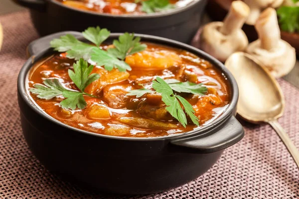 Тушеный суп с мясом, картошкой, грибами и красным перцем — стоковое фото
