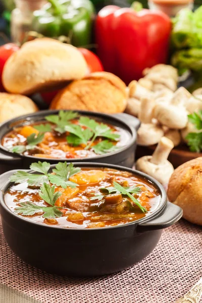 Тушкований суп з м'ясом, картоплею, грибами та червоним перцем — стокове фото