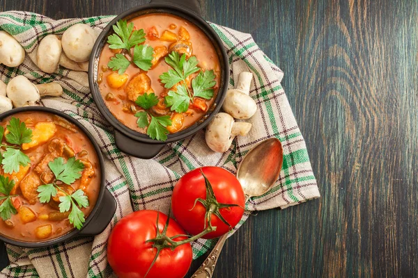 Pörkölt hús, burgonya, gomba és piros paprika krémleves — Stock Fotó