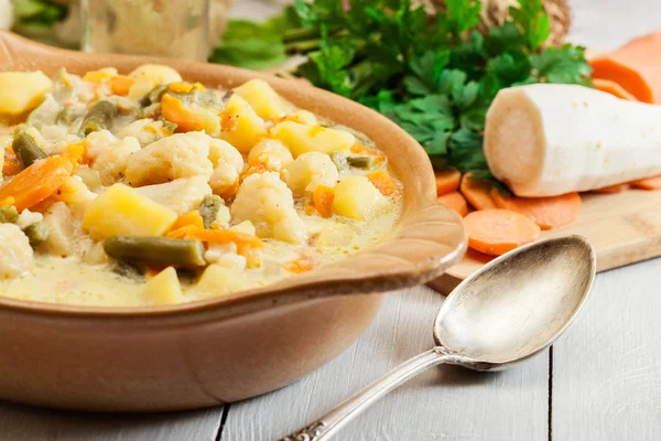 Σούπα λαχανικών με συστατικά καρότο, κουνουπίδι, πατάτα και μαϊντανό — Φωτογραφία Αρχείου