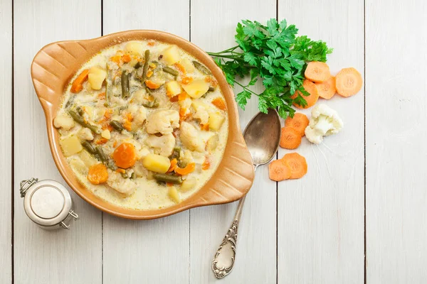 Овощной суп с ингредиентами морковь, цветная капуста, картофель и — стоковое фото
