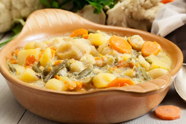 Sup sayuran dengan bahan-bahan wortel, kembang kol, kentang dan peterseli — Stok Foto