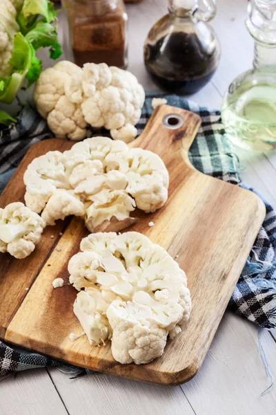 Beredning av vegetariska blomkål biff — Stockfoto