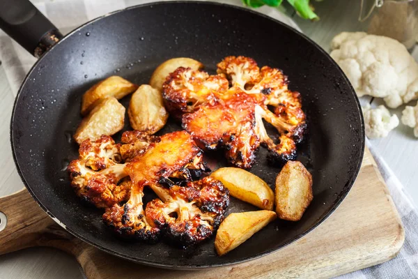 Bistecca vegetariana di cavolfiore arrosto con erbe e patate fritte — Foto Stock