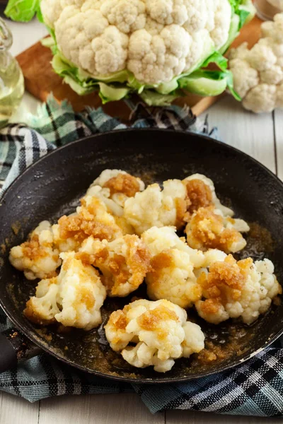 Vegetarisk friterad blomkål med brödet smula — Stockfoto