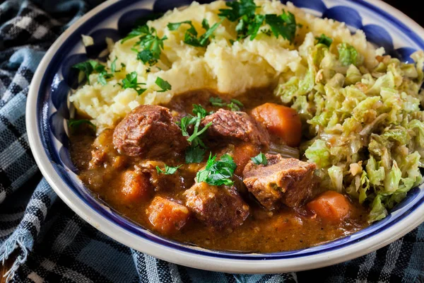 Ragoût irlandais traditionnel servi avec pommes de terre et chou — Photo