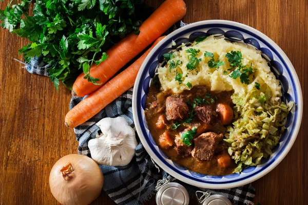 Tocană irlandeză tradițională servită cu cartofi și varză — Fotografie, imagine de stoc