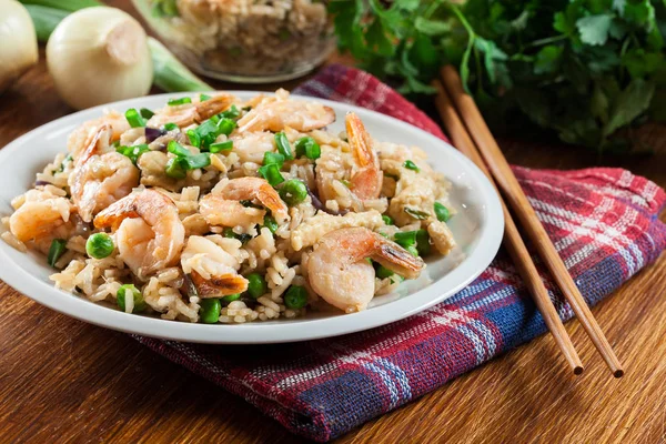 Fried rice with shrimp and vegetables served on a plate — Stock Photo, Image