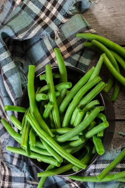 Raw green beans in a black dish — Stock Photo, Image