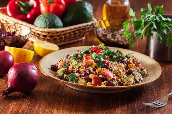 Mexicaanse salade met quinoa en groenten — Stockfoto