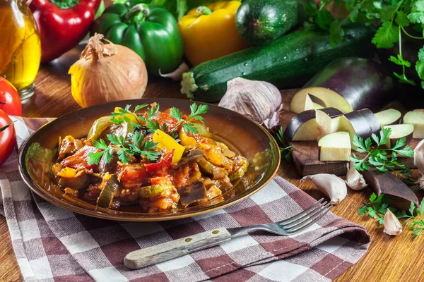 Ratatouille, ízletes vegetáriánus pörkölt — Stock Fotó