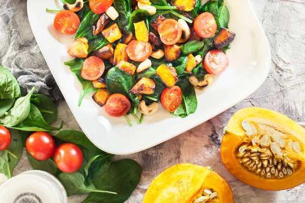 Ensalada de calabaza asada con espinacas, tomates y nueces — Foto de Stock