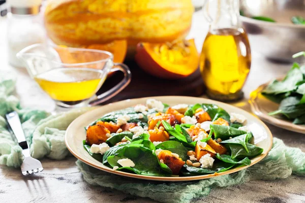 Rostad pumpa sallad med spenat och nötter — Stockfoto