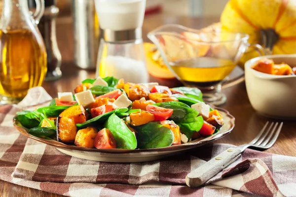 Rostad pumpa sallad med spenat, tomater och nötter — Stockfoto