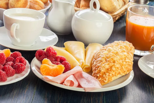 Fresh and continental breakfast table — Stock Photo, Image