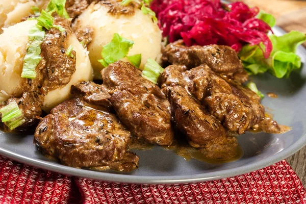 Mantar soslu domuz filetosu, haşlanmış patates ve sala. — Stok fotoğraf
