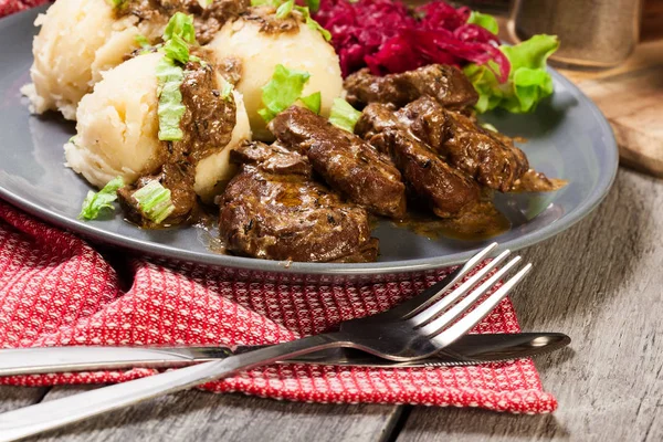 Varkenshaas in champignonsaus met gekookte aardappelen en sala — Stockfoto