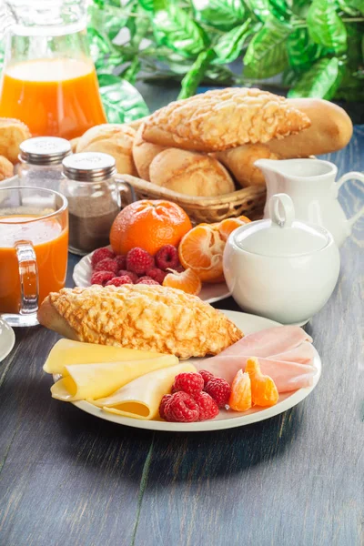 Tavolino da colazione fresco e continentale — Foto Stock