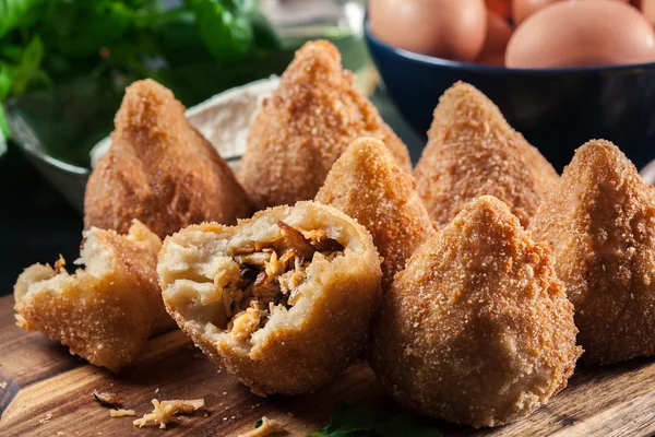 Coxinha. Croquete frito com frango — Fotografia de Stock