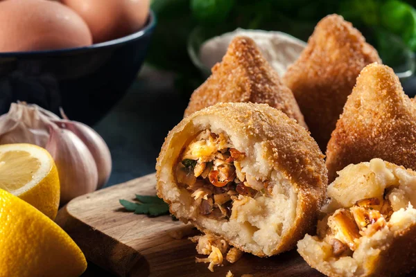 Coxinha. Croquete frito com frango — Fotografia de Stock