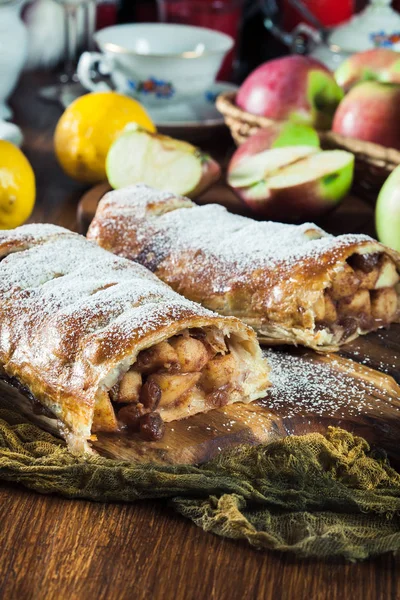 Traditional puff pastry strudel with apple — Stock Photo, Image