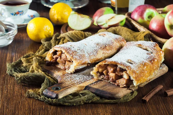 Pastelaria folhada tradicional strudel com maçã — Fotografia de Stock