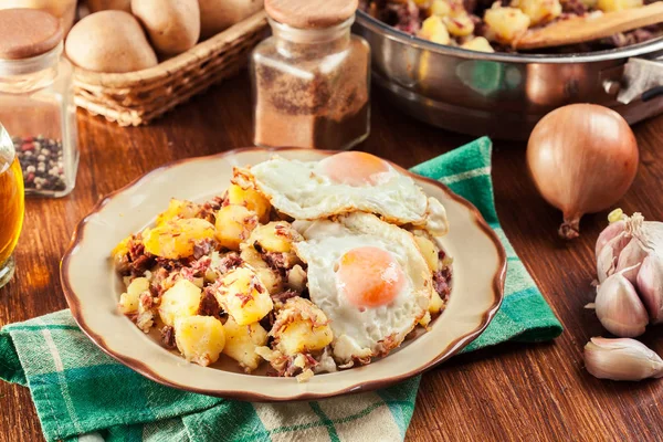 Corned Beef hash på en tallrik — Stockfoto