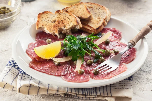 Carpaccio di manzo con rucola e parmigiano — Foto Stock