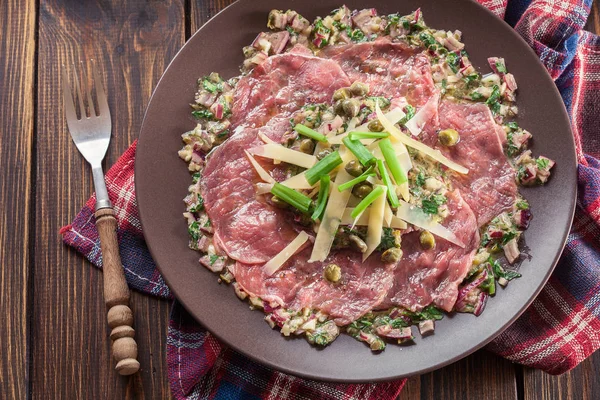 Carpaccio di manzo con rucola e parmigiano — Foto Stock