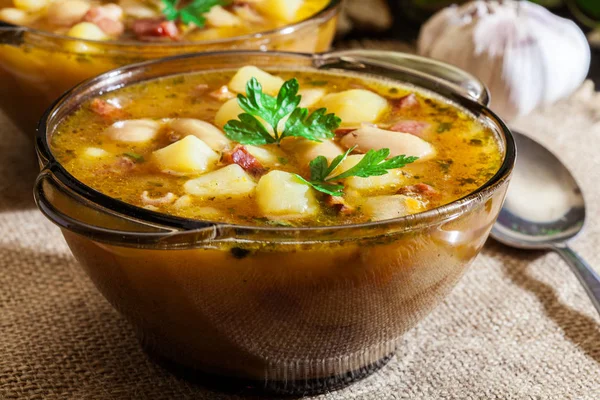 Белый фасолевый суп с картошкой и беконом — стоковое фото