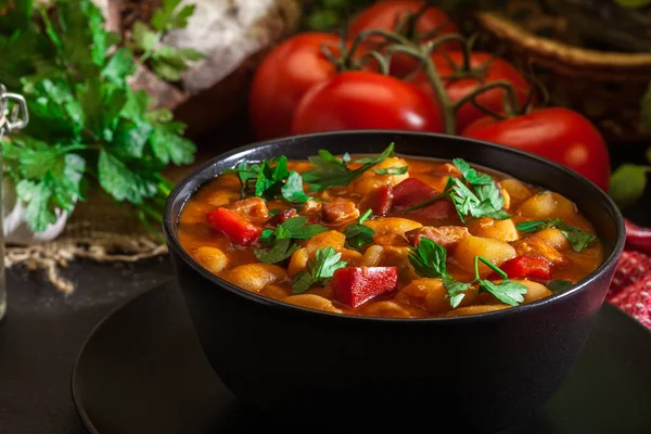 Суп з білої квасолі з картоплею, помідорами, паприкою та беконом — стокове фото