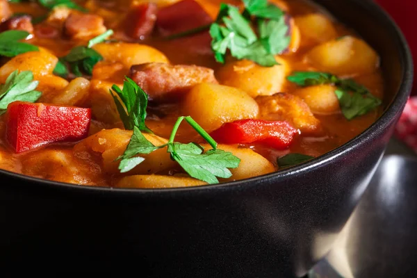 Patates, domates, kırmızı biber ve pastırma ile beyaz fasulye çorbası — Stok fotoğraf