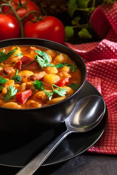 Vit bönsoppa med potatis, tomater, paprika och bacon — Stockfoto